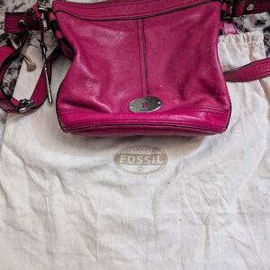 Fossil Pink Crossbody Bag with Striking Color and Smooth Leather